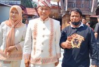 Kepala BKN, Prof. Zudan Arif Fakrulloh, didampingi Ny. Hj Zudan Arif (kiri) dan Antong Gessong Tokoh Pemuda Paris-Bastem (kanan) usai menghadiri HUT Kabupaten Toraja Utara ke-17 Tahun. Mereka bertiga foto bersama di Misiliana Hotel, pada (21/07/2025) siang. Foto Dok: Redaksi inspirasipos.com