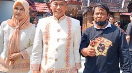 Kepala BKN, Prof. Zudan Arif Fakrulloh, didampingi Ny. Hj Zudan Arif (kiri) dan Antong Gessong Tokoh Pemuda Paris-Bastem (kanan) usai menghadiri HUT Kabupaten Toraja Utara ke-17 Tahun. Mereka bertiga foto bersama di Misiliana Hotel, pada (21/07/2025) siang. Foto Dok: Redaksi inspirasipos.com