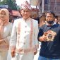 Kepala BKN, Prof. Zudan Arif Fakrulloh, didampingi Ny. Hj Zudan Arif (kiri) dan Antong Gessong Tokoh Pemuda Paris-Bastem (kanan) usai menghadiri HUT Kabupaten Toraja Utara ke-17 Tahun. Mereka bertiga foto bersama di Misiliana Hotel, pada (21/07/2025) siang. Foto Dok: Redaksi inspirasipos.com