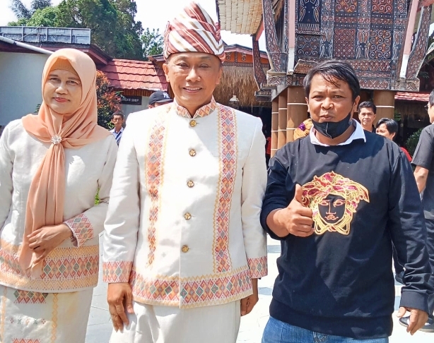 Kepala BKN, Prof. Zudan Arif Fakrulloh, didampingi Ny. Hj Zudan Arif (kiri) dan Antong Gessong Tokoh Pemuda Paris-Bastem (kanan) usai menghadiri HUT Kabupaten Toraja Utara ke-17 Tahun. Mereka bertiga foto bersama di Misiliana Hotel, pada (21/07/2025) siang. Foto Dok: Redaksi inspirasipos.com