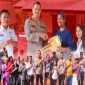 Foto bersama Kapolres Toraja Utara, AKBP Stephanus Luckyto AW, SIK, SH, MSi., dan Kepala Dinas Sosial Toraja Utara, Elias Madi Parapak beserta warga penerima manfaat di Panga’, Lembang Tondon, Kecamatan Tondon, Rabu (10/9/2025).