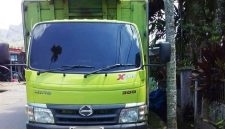 Satu Unit truk enam roda dengan nomor polisi DT 8XX6 KE, diduga membawa tabung ilegal dari Pangkep dibongkar di Jalan Kartika, depan Kompleks Asrama Kodim 1414/Tator, Rantepao, Jumat pagi (19/9/2025). (ist)