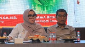 Bupati Barru Andi Ina Kartika Sari (kiri) didampingi Ketua DPRD Barru, Syamsuddin Muhiddin (kanan) rapat kordinasi forkompinda terkait aksi demo beberapa hari terakhir. Foto Dok: Humas.
