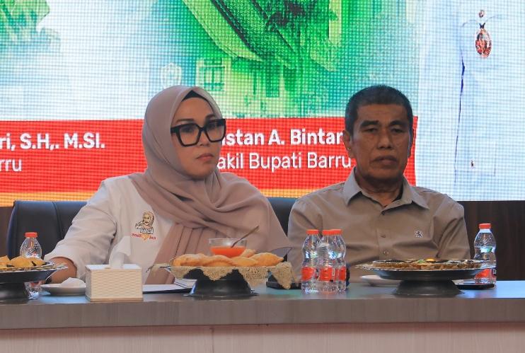 Bupati Barru Andi Ina Kartika Sari (kiri) didampingi Ketua DPRD Barru, Syamsuddin Muhiddin (kanan) rapat kordinasi forkompinda terkait aksi demo beberapa hari terakhir. Foto Dok: Humas.