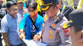 Salah satu perwakilan aksi dari Pergerakan Mahasiswa Islam Indonesia (PMII) Cabang Barru, memperlihatkan isi tuntutan mereka di hadapan Kapolres Barru, AKBP Ananda Fauzi Harahap, pada Selasa (2/09/2025). Foto Dok:(Kontributor/Erwanuddin).
