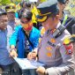 Salah satu perwakilan aksi dari Pergerakan Mahasiswa Islam Indonesia (PMII) Cabang Barru, memperlihatkan isi tuntutan mereka di hadapan Kapolres Barru, AKBP Ananda Fauzi Harahap, pada Selasa (2/09/2025). Foto Dok:(Kontributor/Erwanuddin).