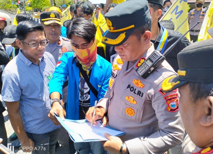 Salah satu perwakilan aksi dari Pergerakan Mahasiswa Islam Indonesia (PMII) Cabang Barru, memperlihatkan isi tuntutan mereka di hadapan Kapolres Barru, AKBP Ananda Fauzi Harahap, pada Selasa (2/09/2025). Foto Dok:(Kontributor/Erwanuddin).
