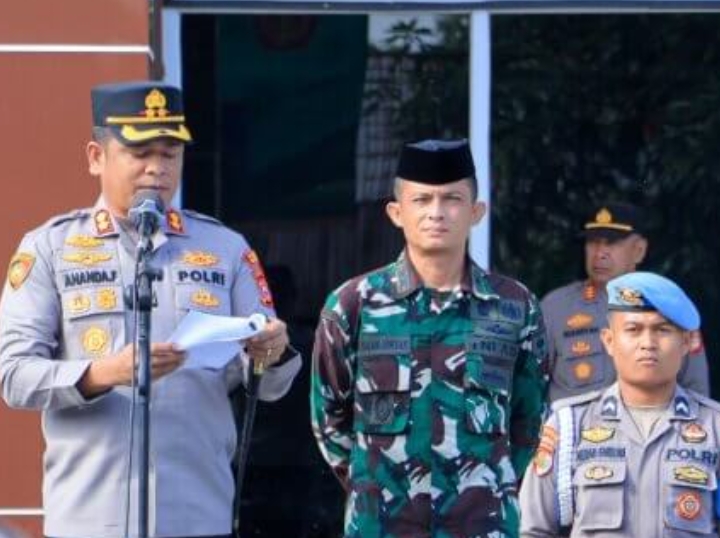 Apel gelar pasukan pengamanan di halaman Mapolres Barru, dipimpin langsung Kapolres Barru AKBP Ananda Fauzi Harahap, S.I.K, MH., didampingi Dandim 1405 Letkol Kav S Simanjuntak, S.I.P. di halaman Mapolres Barru, Selasa (2/9/2025). Foto Dok: Humas