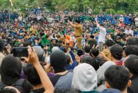 Gubernur Sulteng Anwar Hafid saat menyampaikan pesan moral di tegah massa demonstran, pada Senin (1/9/2025) siang. Foto Dok: Ist
