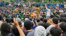 Gubernur Sulteng Anwar Hafid saat menyampaikan pesan moral di tegah massa demonstran, pada Senin (1/9/2025) siang. Foto Dok: Ist