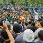 Gubernur Sulteng Anwar Hafid saat menyampaikan pesan moral di tegah massa demonstran, pada Senin (1/9/2025) siang. Foto Dok: Ist