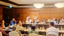 Suasana rapat koordinasi Gubernur Sulawesi Tengah Dr. H. Anwar Hafid, M.Si dan Bupati Morowali Utara Dr. dr. Delis Julkarson Hehi, MARS, bersama jajaran pimpinan perusahaan tambang di Hotel Borobudur, jakarta, bahas perbaikan infrastruktur di Morut, Senin (27/10/2025). Foto Dok: Ist