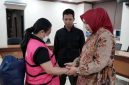 Terduga pelaku kasus dugaan korupsi inisial KK mengenakan rompi pink  ditetapkan sebagai tersangka dan langsung menjalani penahanan di Rutan Makassar selama 20 hari ke depan, Senin 27 Oktober 2025. Foto Dok: Ist