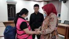 Terduga pelaku kasus dugaan korupsi inisial KK mengenakan rompi pink  ditetapkan sebagai tersangka dan langsung menjalani penahanan di Rutan Makassar selama 20 hari ke depan, Senin 27 Oktober 2025. Foto Dok: Ist