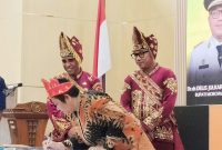 Empat perusahaan tambang berkolaborasi untuk komitmen membantu pemerintah daerah guna memperbaiki infrastruktur jalan. Kesepakatan ini ditandai dengan penandatanganan MoU berita acara yang disaksikan langsung oleh Gubernur Sulawesi Tengah dan Bupati Morowali Utara. Foto Dok: Ist
‎