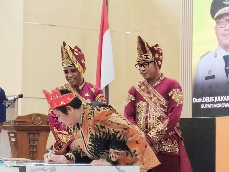 Empat perusahaan tambang berkolaborasi untuk komitmen membantu pemerintah daerah guna memperbaiki infrastruktur jalan. Kesepakatan ini ditandai dengan penandatanganan MoU berita acara yang disaksikan langsung oleh Gubernur Sulawesi Tengah dan Bupati Morowali Utara. Foto Dok: Ist
‎
